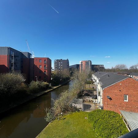 Serene 2-Bed Flat With Canal Views - Coop Live & Ethiad Manchester Exterior foto