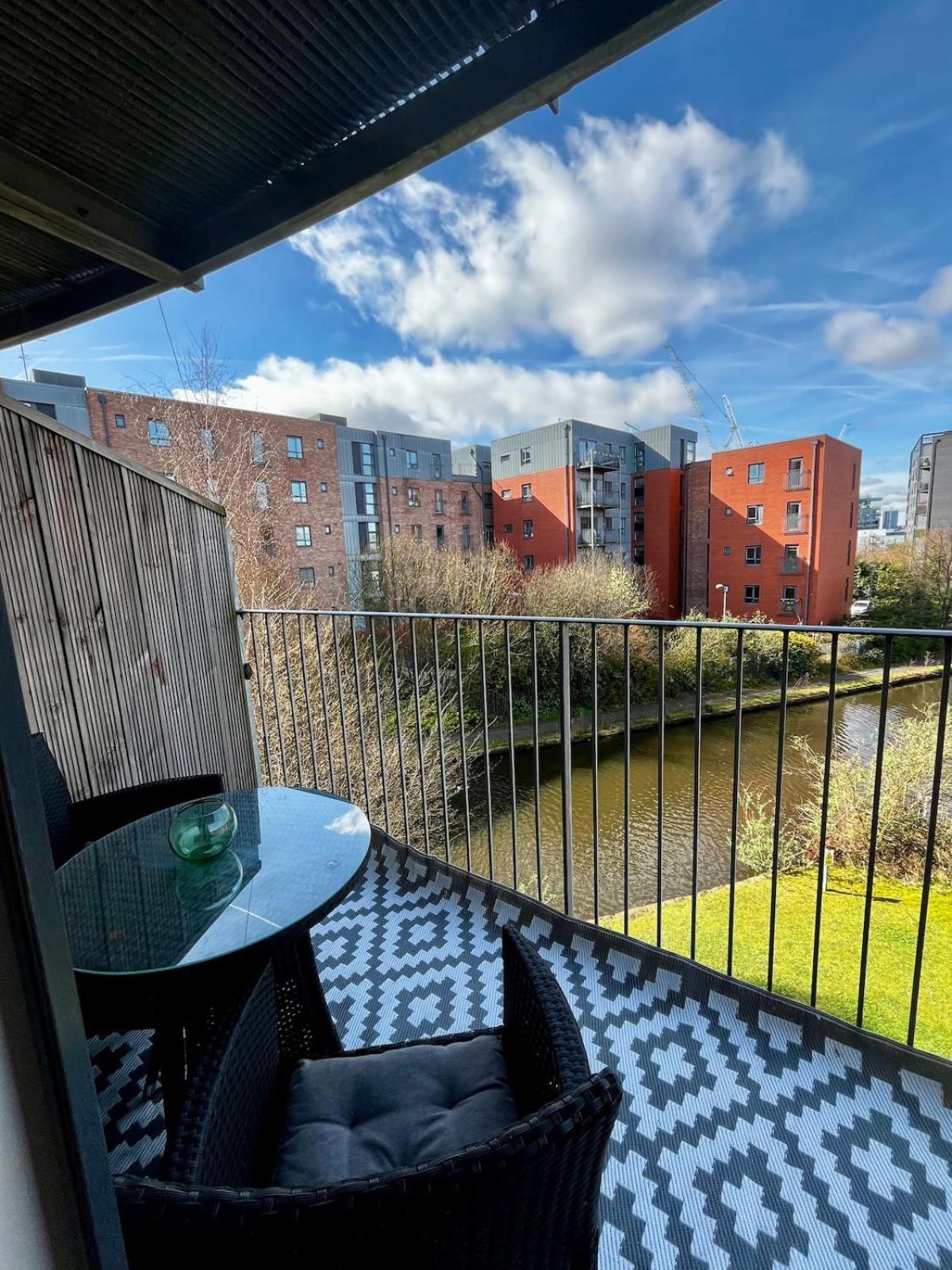 Serene 2-Bed Flat With Canal Views - Coop Live & Ethiad Manchester Exterior foto