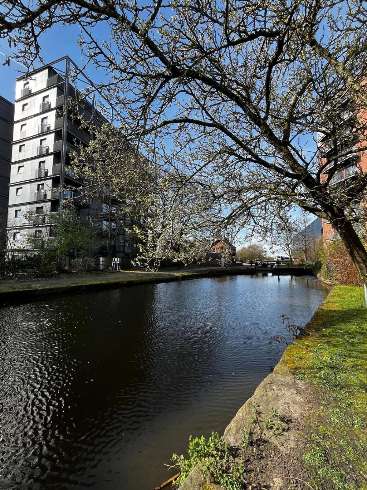 Serene 2-Bed Flat With Canal Views - Coop Live & Ethiad Manchester Exterior foto
