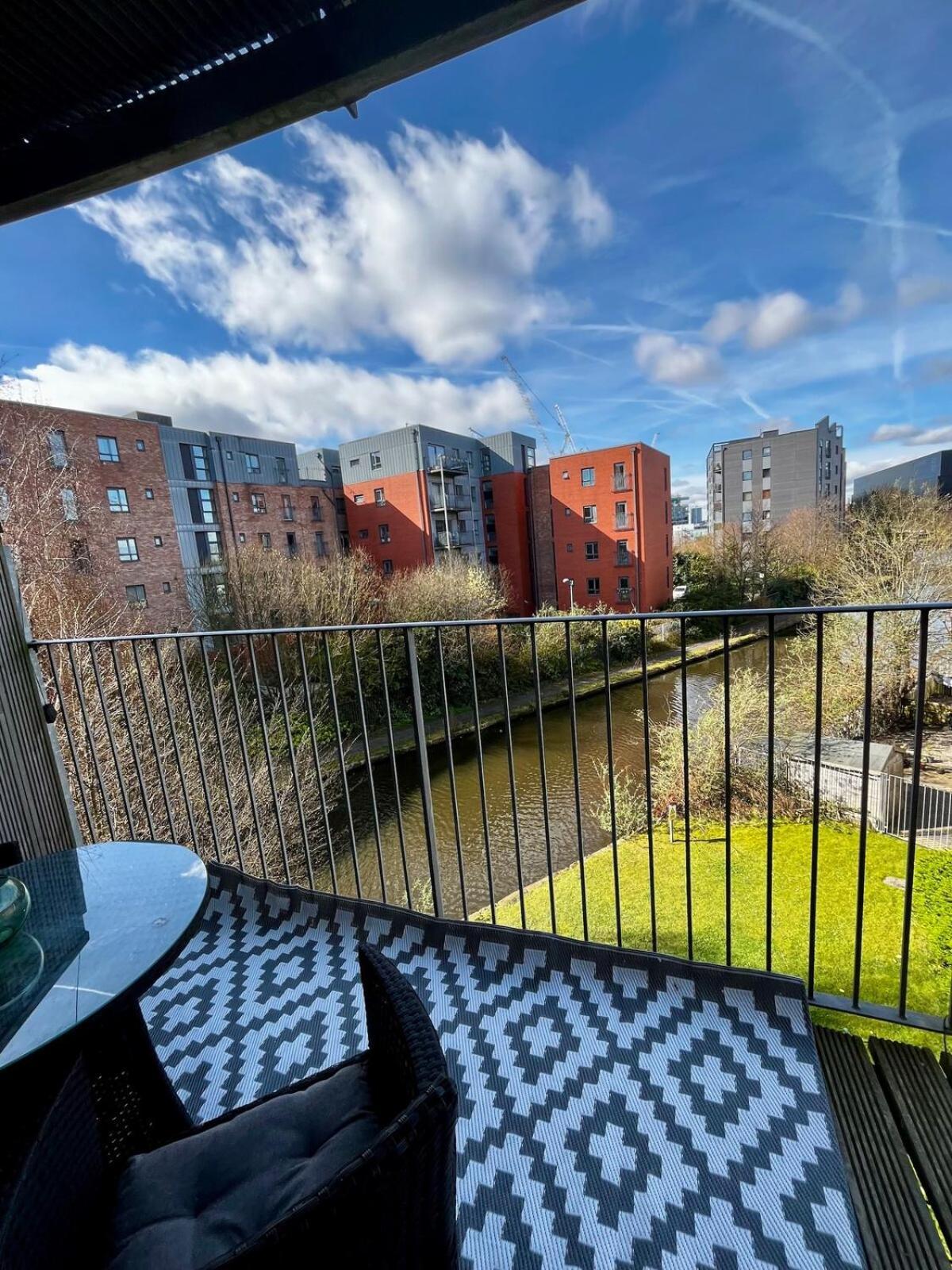 Serene 2-Bed Flat With Canal Views - Coop Live & Ethiad Manchester Exterior foto
