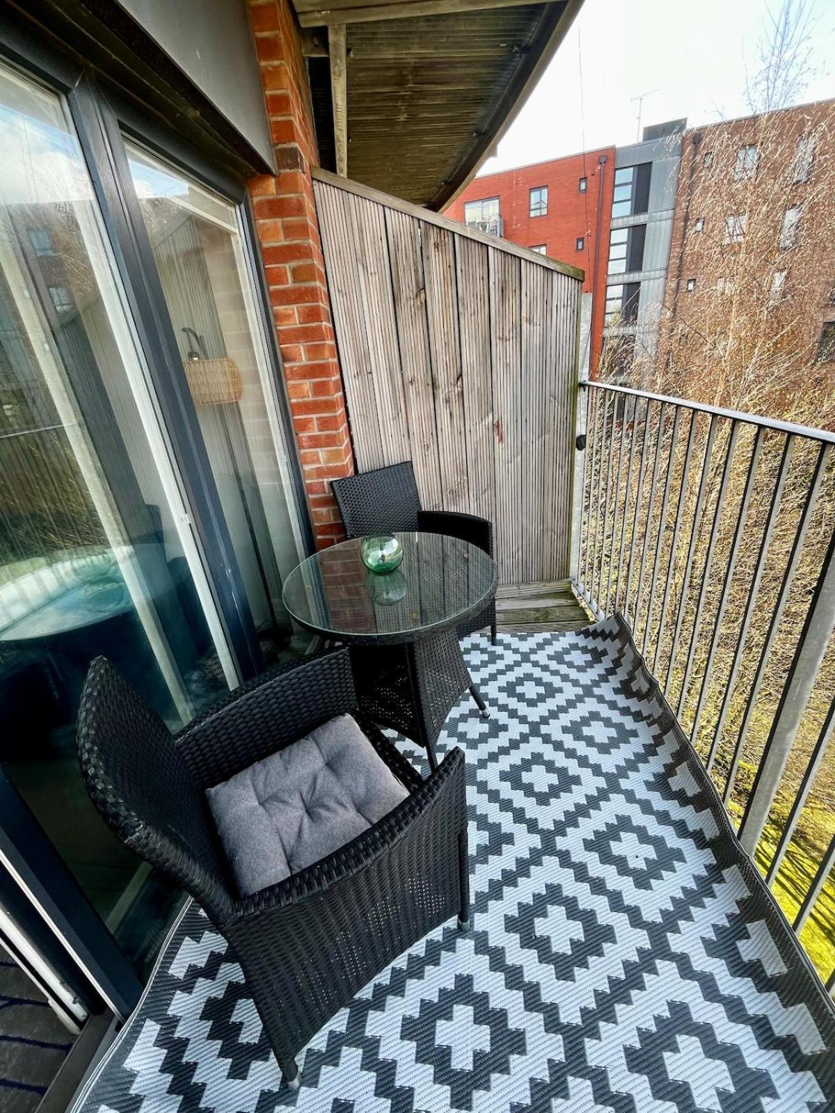 Serene 2-Bed Flat With Canal Views - Coop Live & Ethiad Manchester Exterior foto